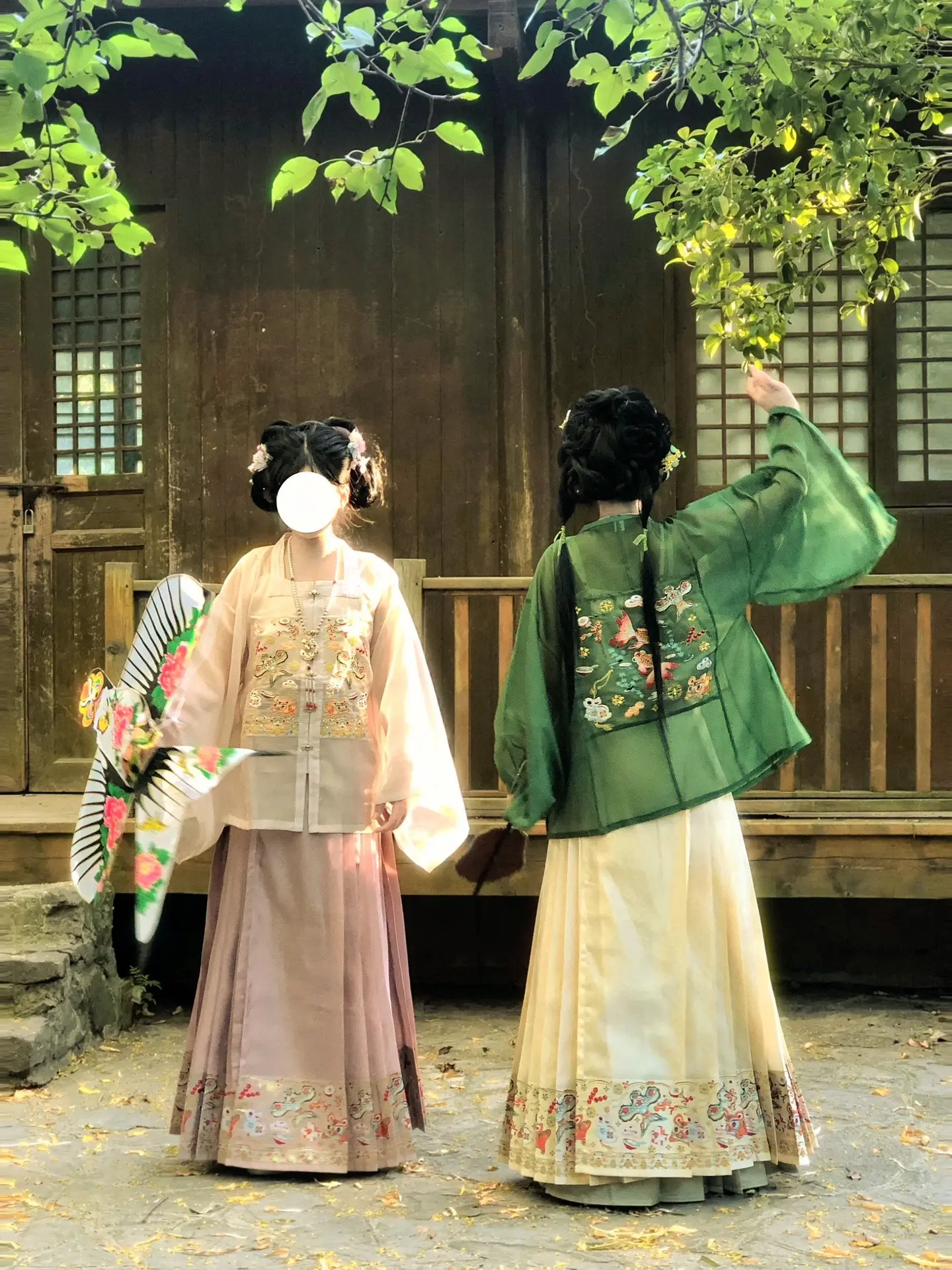 “携来纸鸢陌上客，行至春花春草深”
