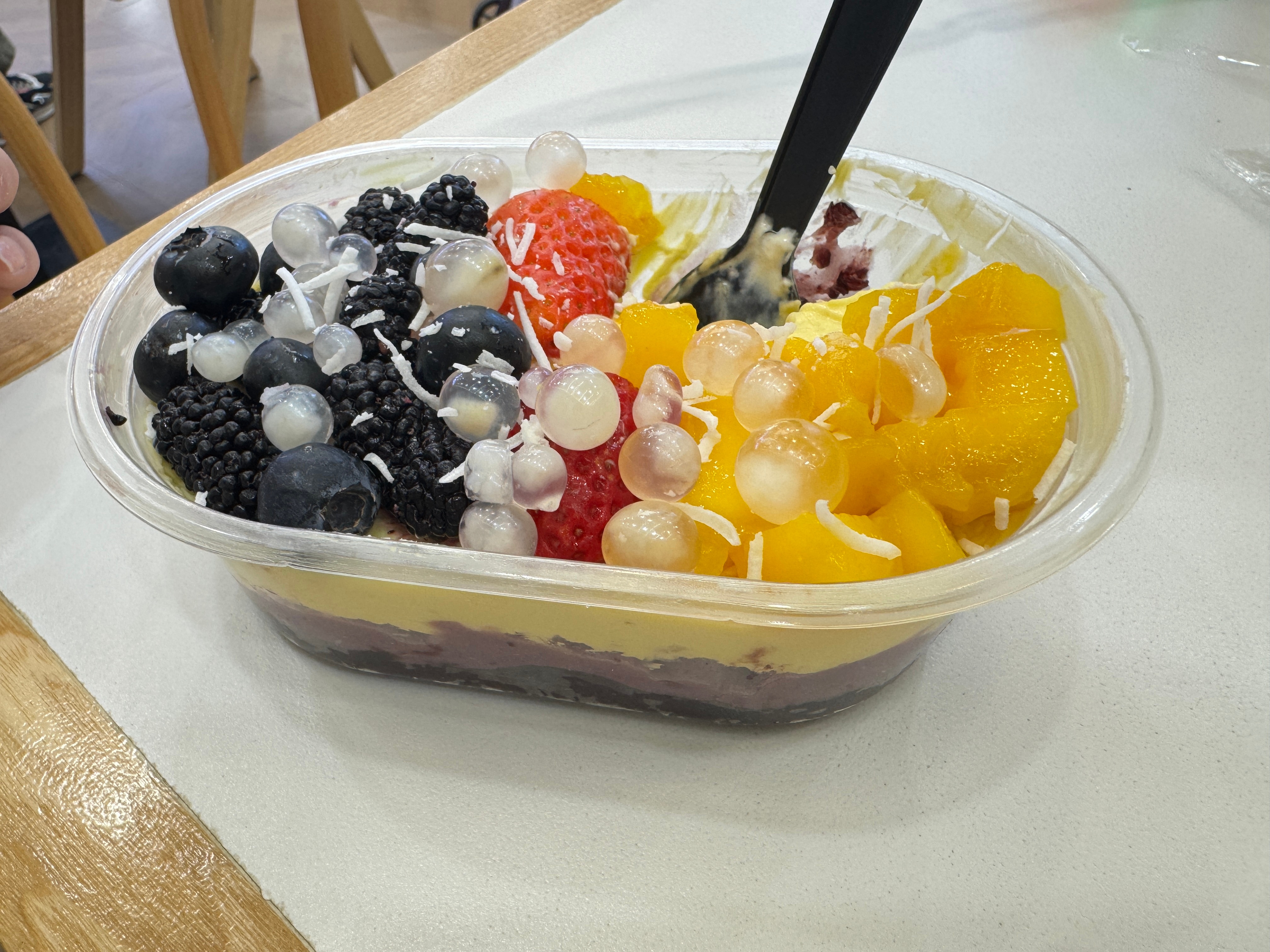 我靠这个巨好吃！！！上面是芒果草莓桑葚，然后是一层奶酪，一层芋泥，一层黑米，你们