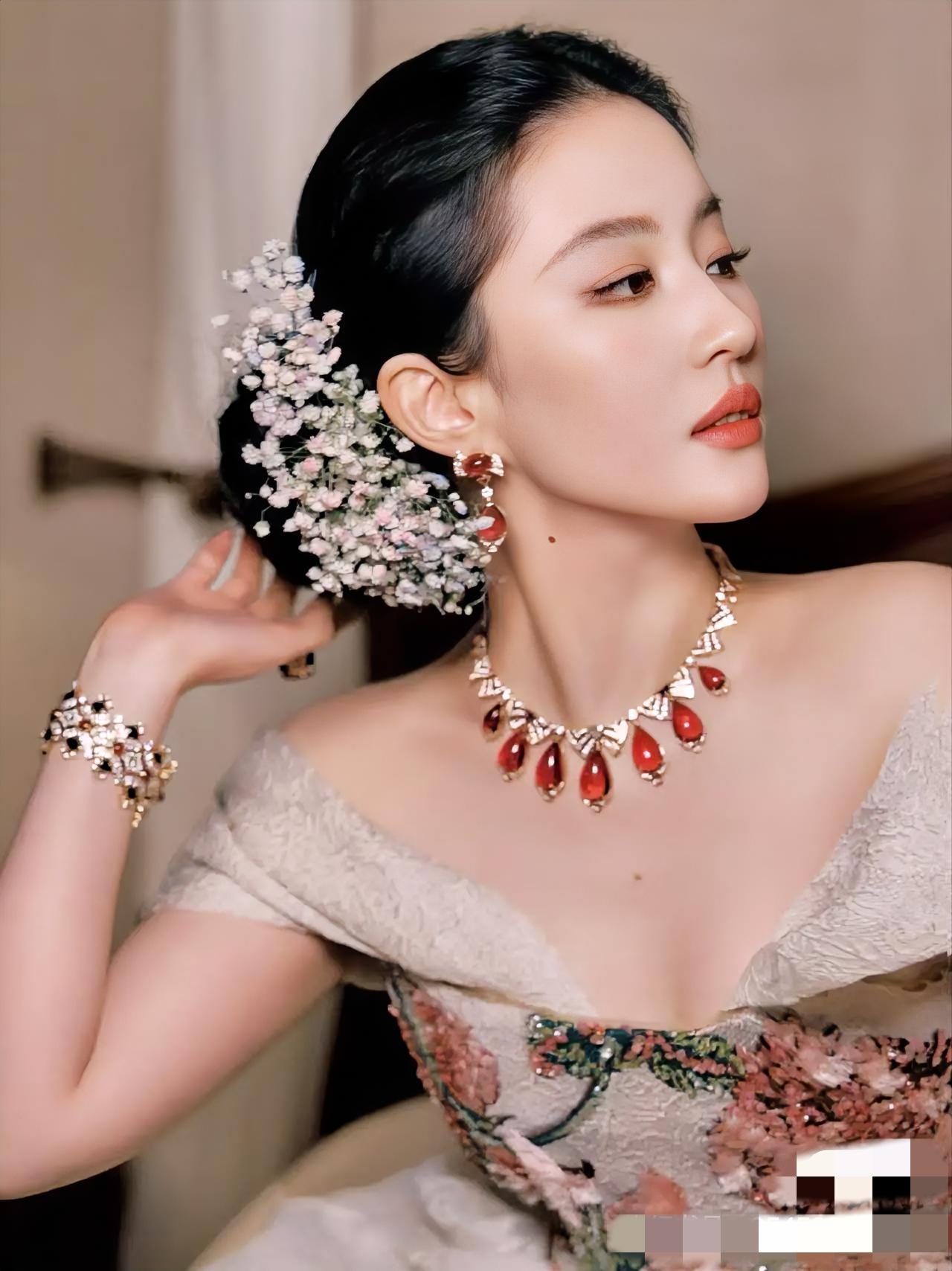 刘亦菲啊刘亦菲，
你让人说你什么好呢，

不就演了黄玫瑰嘛，这下好了，你居然每次