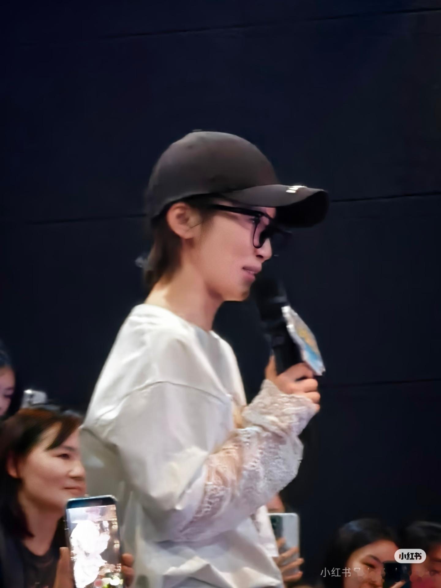 谢楠说蒋龙我为你而来谢楠何宣林浪姐放假来看蒋龙新片谢楠何宣林现身路演，全程花式夸