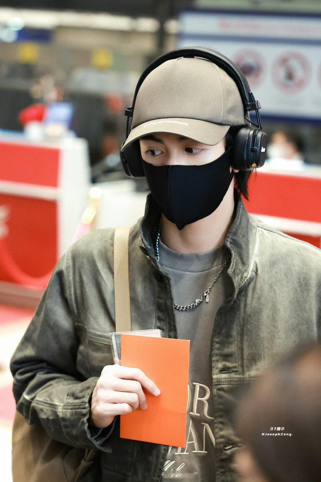 谁懂这个曾舜晞搞事业的速度，中午说开工晚上就出国了！ 