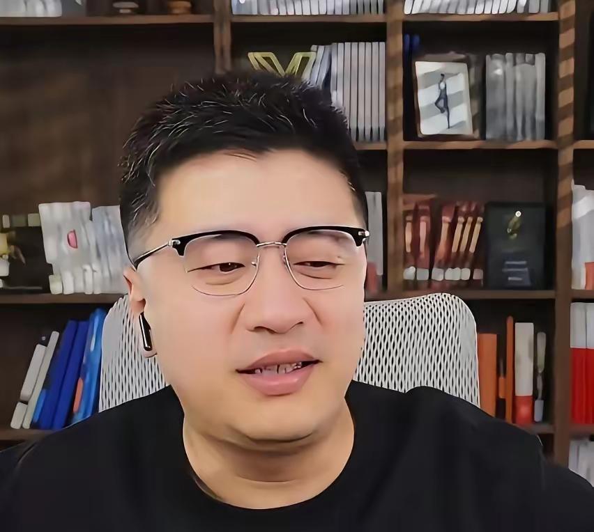 今天是张雪峰老师离开一个月的日子。春风化雨，思念绵长，一个月前的今天上午，他还坐