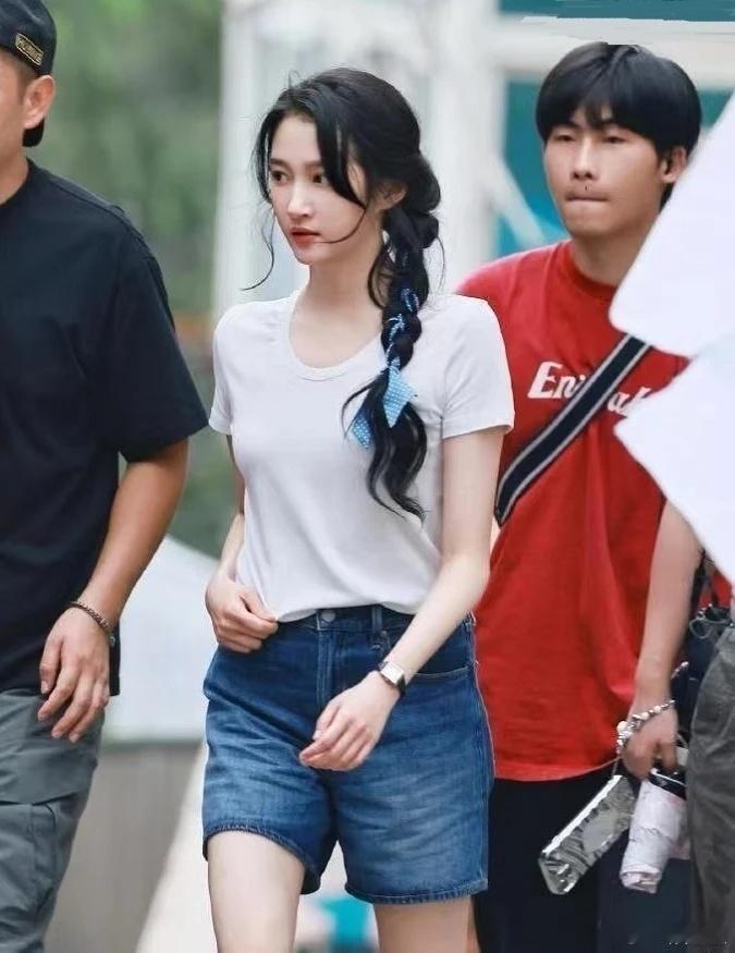 关晓彤为拍新剧暴瘦，穿牛仔裤漏出筷子腿。在《烟花少年》的路透中，关晓彤以一身简单