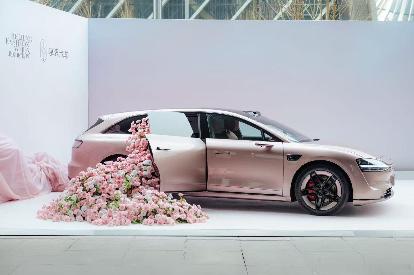 北京国际时装周，享界S9T携两个新颜色登场。 