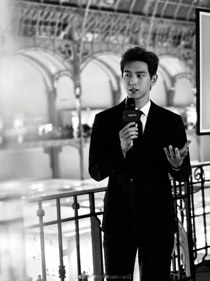 #李现巴黎活动路透# 现男友实力诠释就俩字儿：硬帅~ ​​​