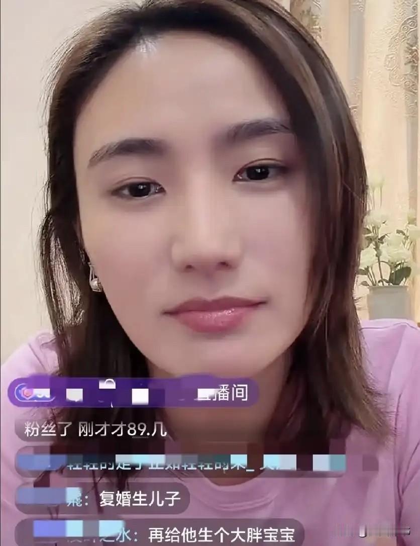 海哈金喜在李亚鹏最困难之时，公开赞他善良，并称他是孤勇者，旗帜鲜明地与他并肩而立