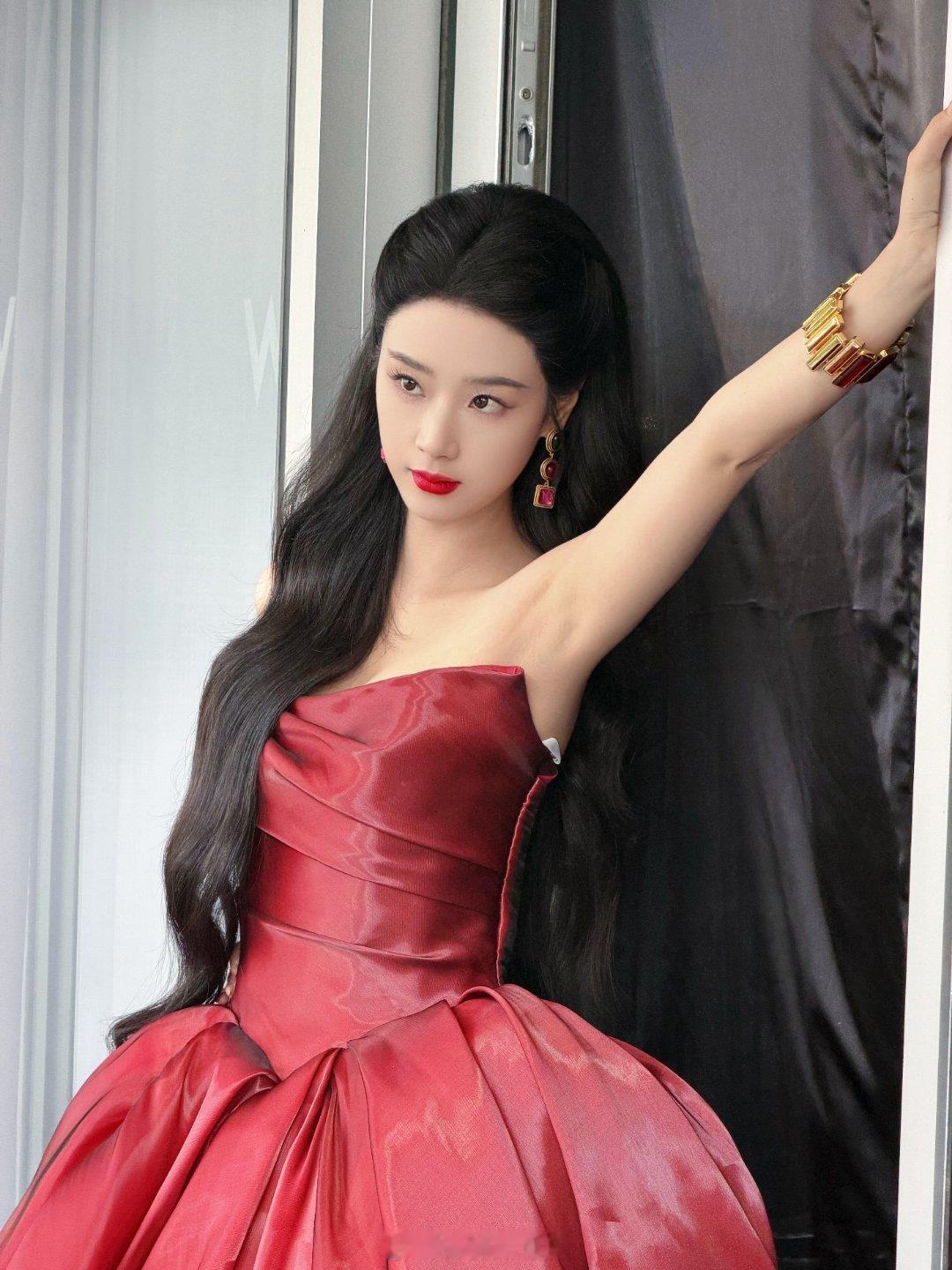 王小亿 抖音心动追剧盛典出图红色真的热烈又明媚小亿简直物料的神 ​​​