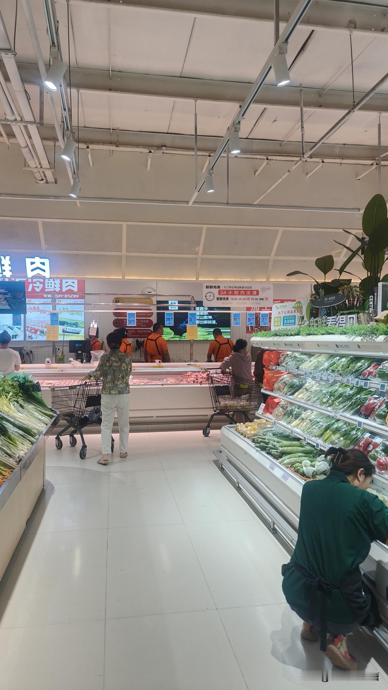 奉劝大家逛超市结账，一定要核对价签。
今天在长庆大街的一个超市，肉7块9毛九，看