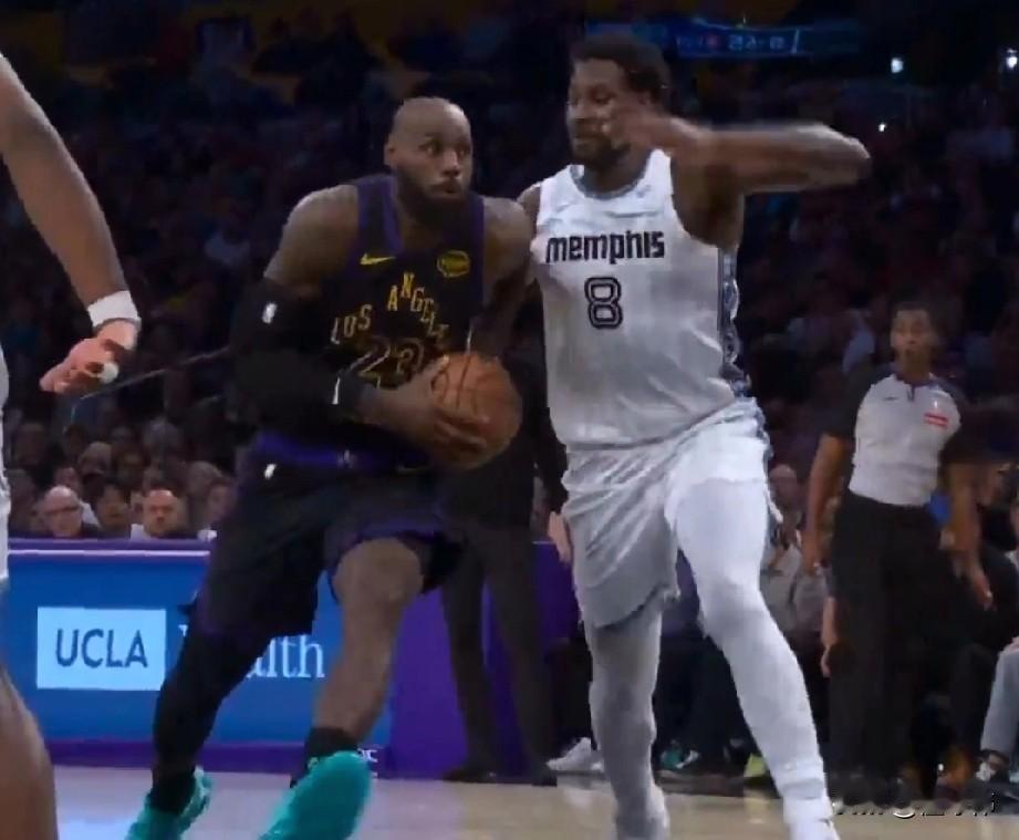 很难！三J杰克逊谈防守詹姆斯：

“这很难，真的很难。”

“当勒布朗突破起来。