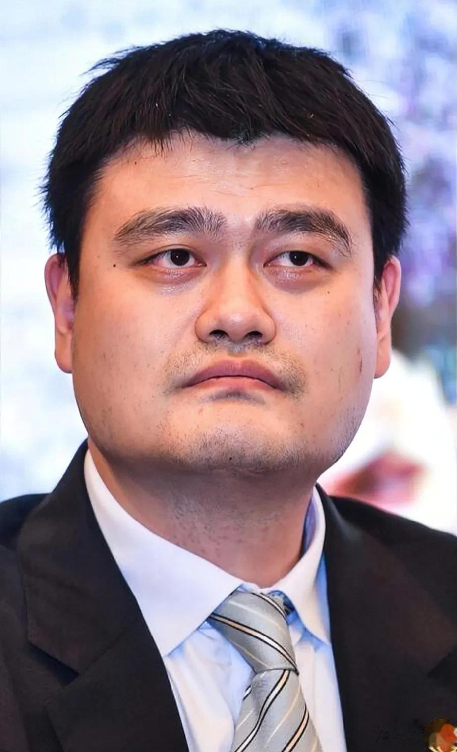 日前，杨毅苏群“炮轰”姚明引热议，关于姚明能不能下课的问题众说纷纭，关键时刻，黄