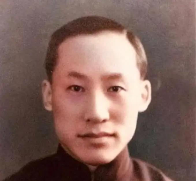 1972年，钱三强走在大街上，突然被一衣衫褴褛的老人拉住，90度鞠躬：“给我点钱