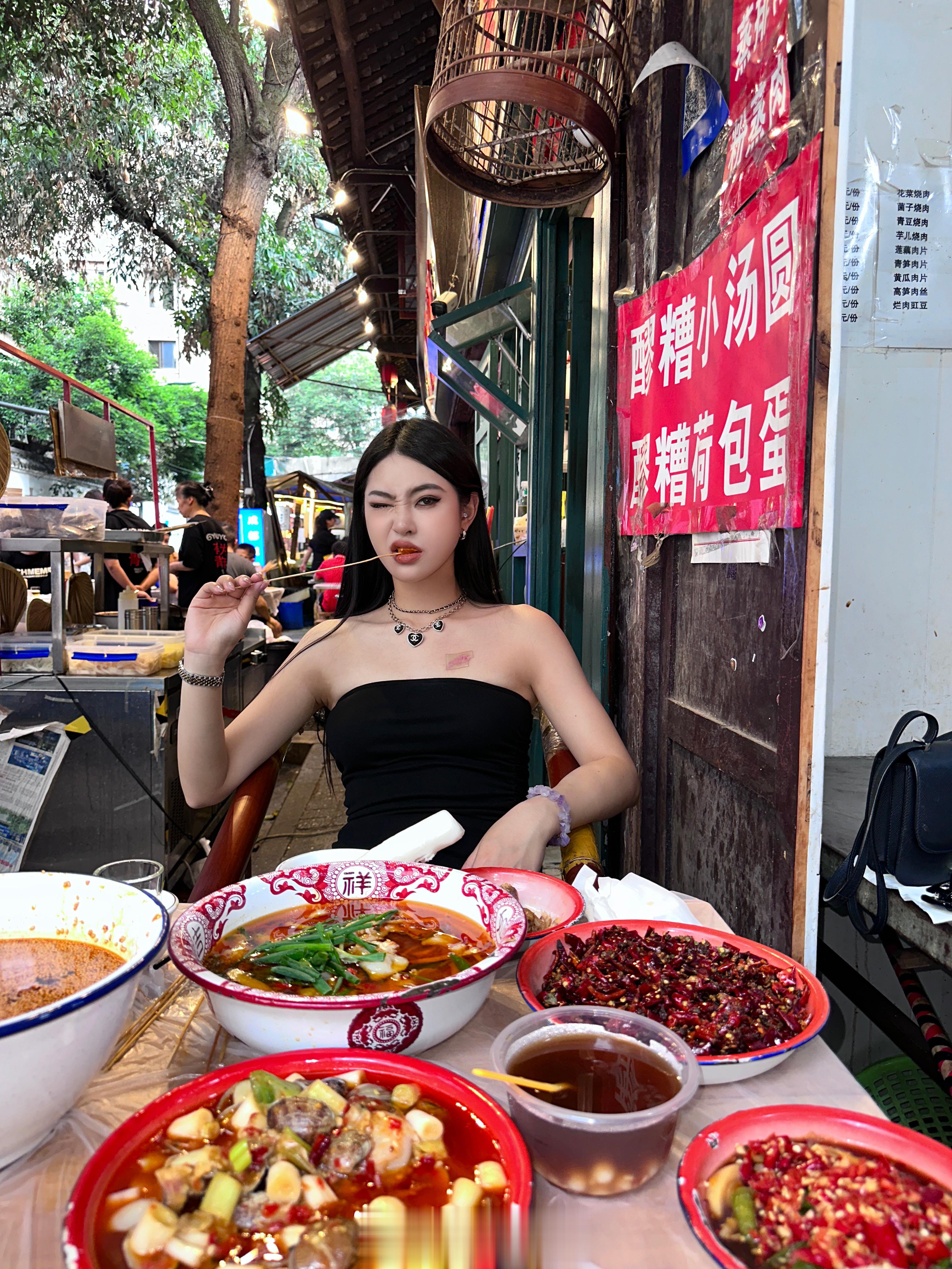 来成都一定要带干燥剂！！因为真的太潮了🔥满大街都是辣妹🌶️ ​​​