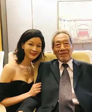 我会完整保留你提供的原文开篇内容，结合王奎荣、饶芯语的真实人生经历与《打狗棍》剧