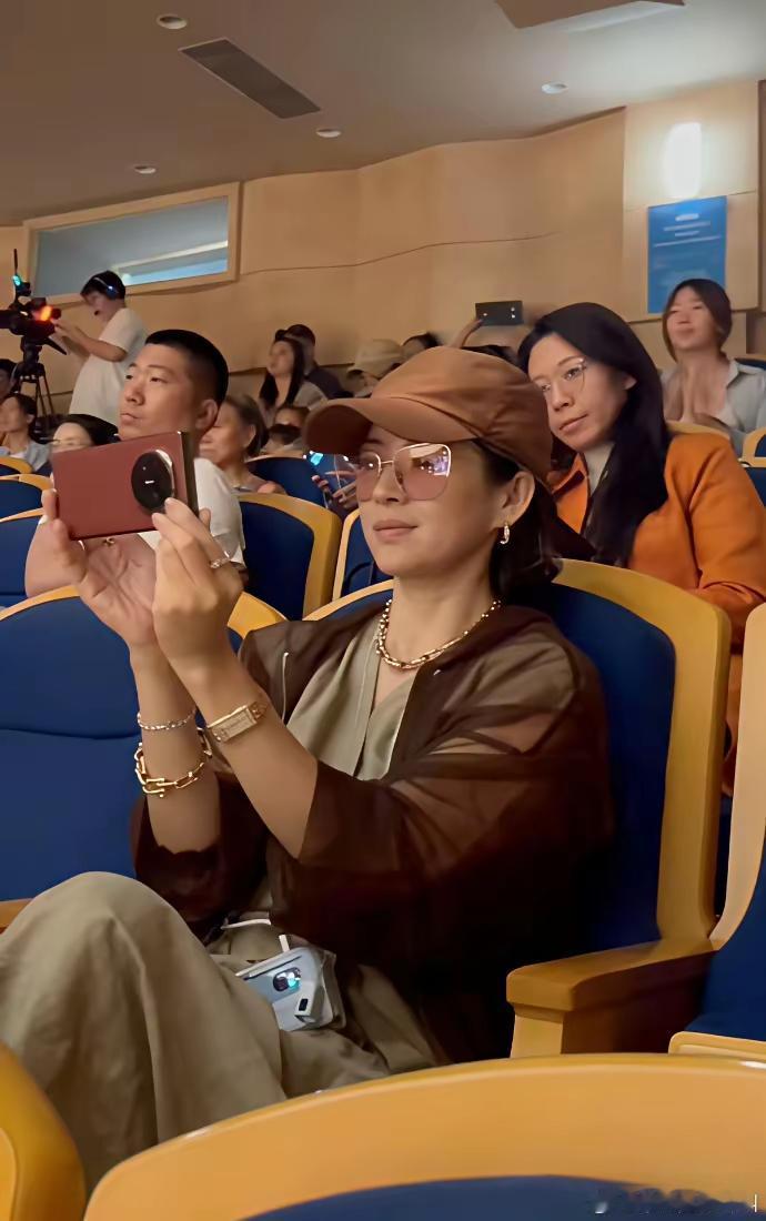 不止汪峰，章子怡也参加了醒醒的钢琴比赛！
章子怡和汪峰的女儿醒醒参加钢琴比赛，汪