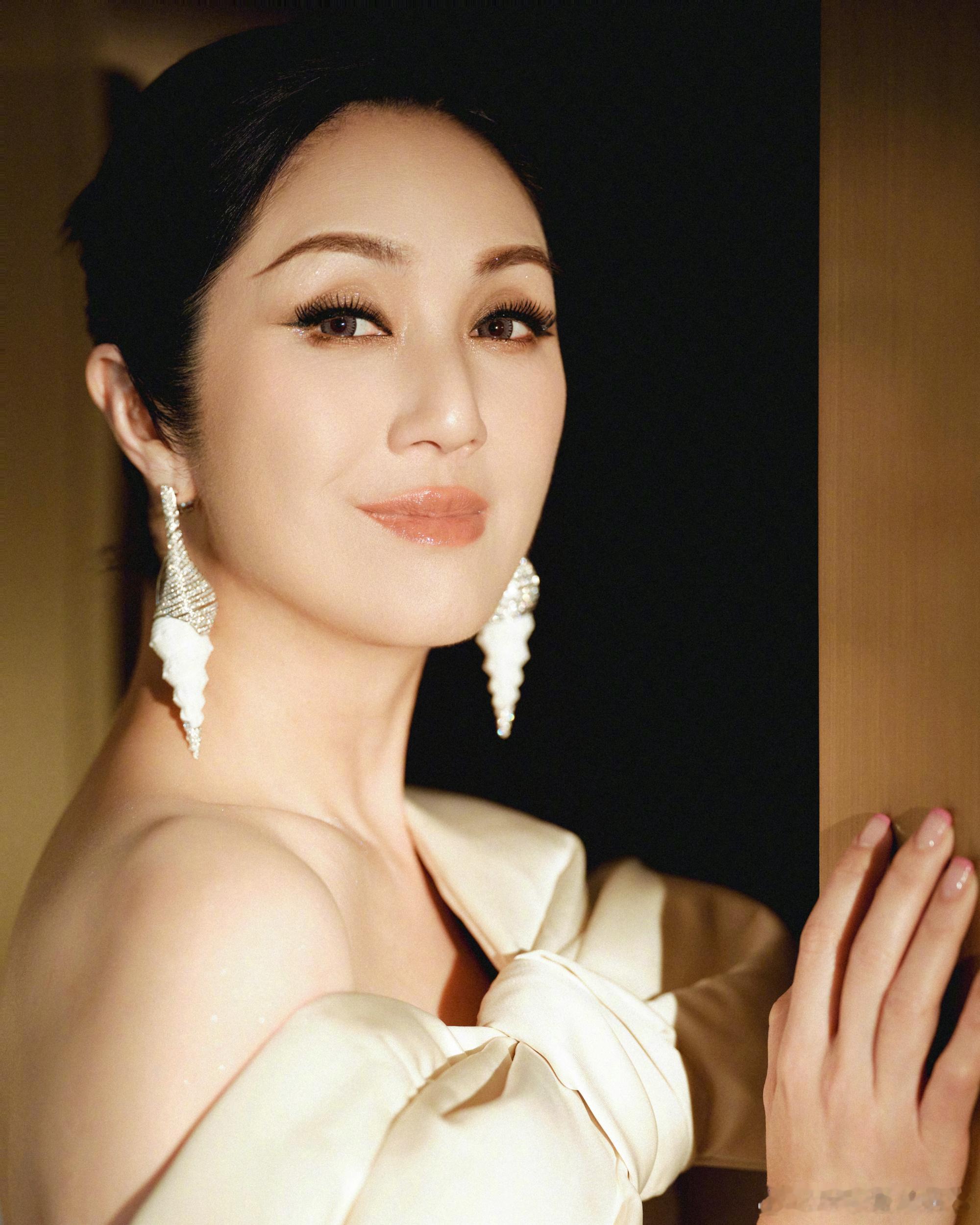 杨千嬅上海开演前在家下厨杨千嬅做上海菜差点炸厨房 姐姐这做饭的胆子也是够大的！差