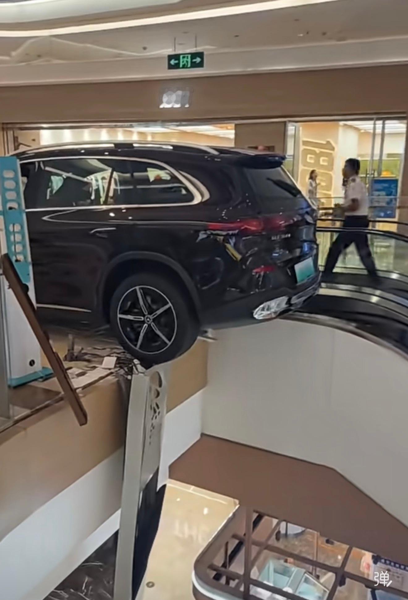 展车没弄好，差点摔下去，如果摔下去损失就大了。车评精选汽车评价懂车老王