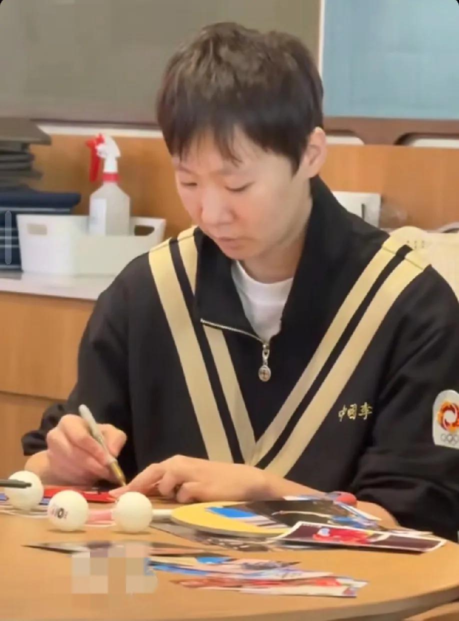 对于王曼昱的画面，最令人心疼的不是她输给了孙颖莎，也不是她赢了温特，而是她疲惫不