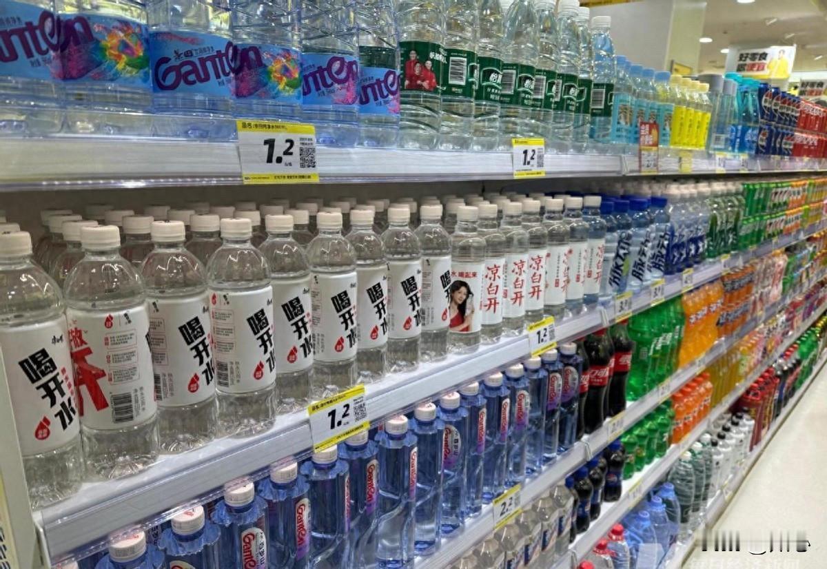鸣零食店东西卖的便宜是有原因的，超市里卖3块钱一瓶的冰红茶是500ml的，赵一鸣