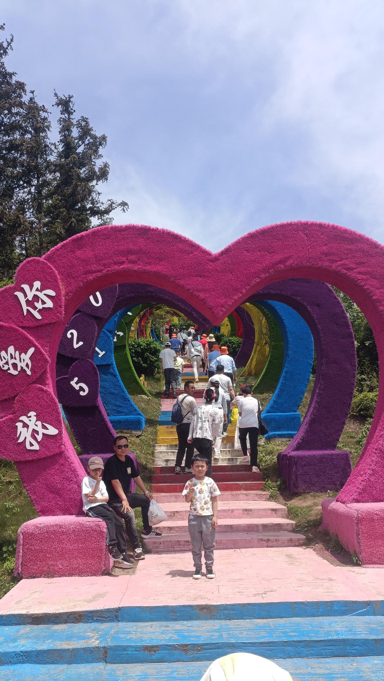 今天春游到石首鹿角峰，这是桃花山最险峻的一段，形状如麋鹿的鹿角一样，也是湖北湖南