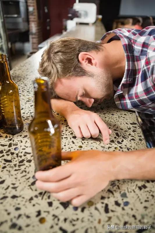 酒后出现哪些现象说明不适合喝酒 酒在社交场合太常见了，但有些人真不适合喝。一喝就