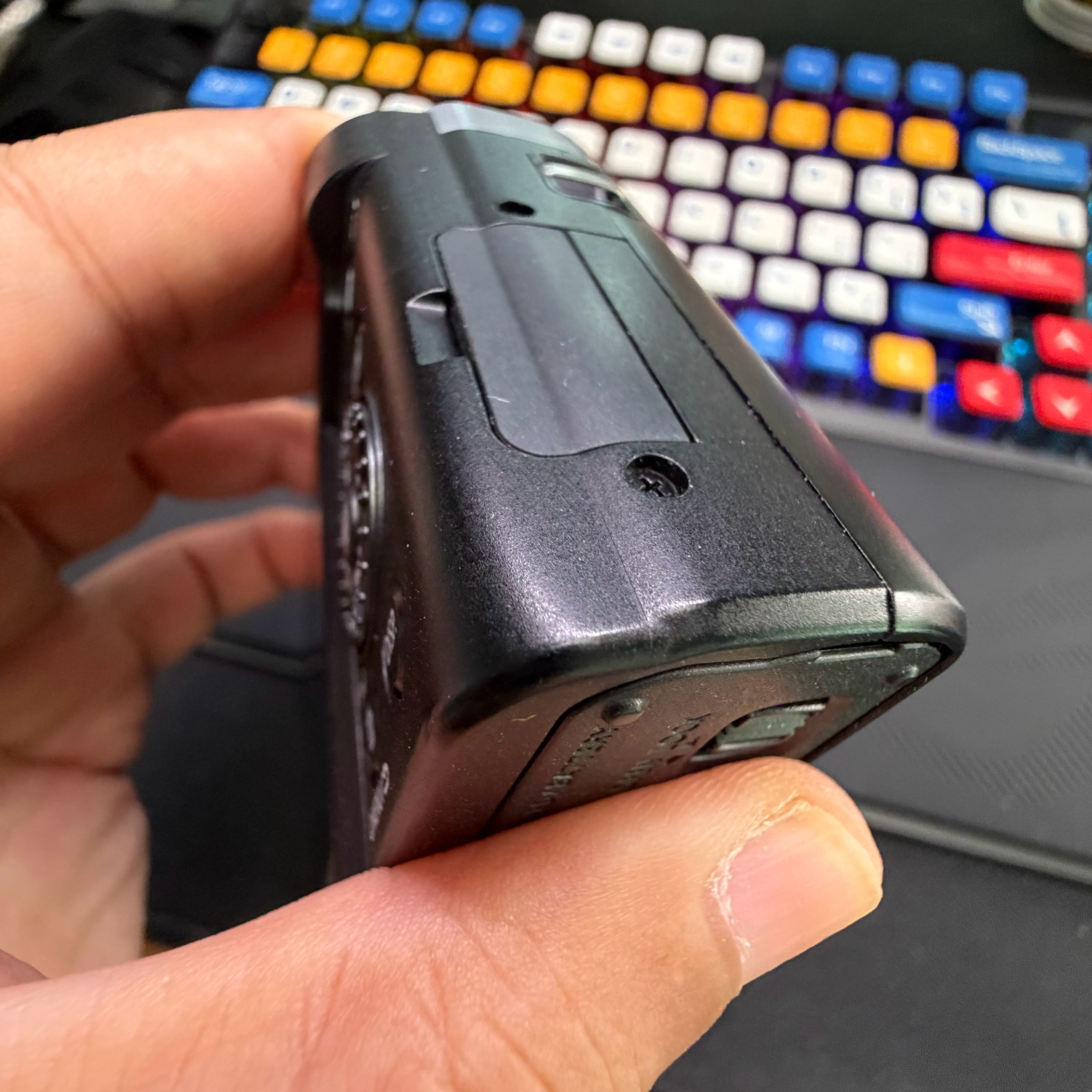 卖家说这个机器无拆无修，要我是小黄我就真信了。顶盖同前面板的缝隙，别说插一张白纸
