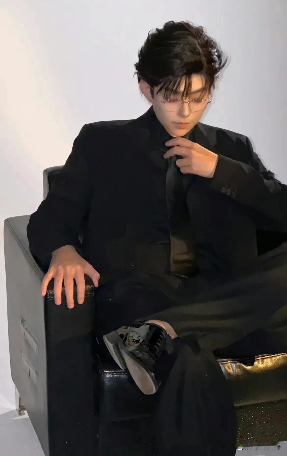 李诞爆改又上热搜，但感觉画谁都是一张脸，也不知道这爆改是怎么火起来的。爆改后的人