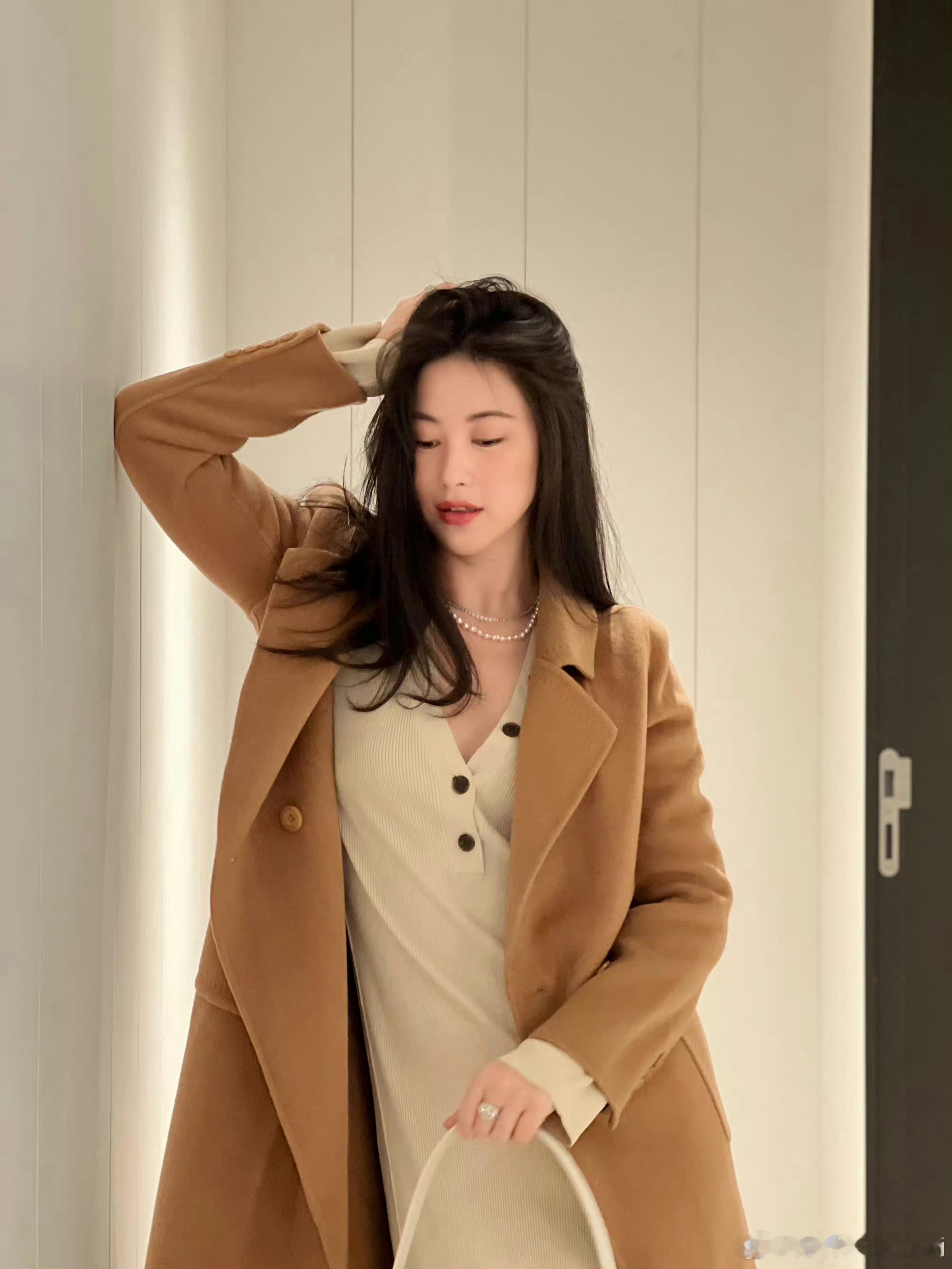 朱珠内娱收藏主理人  朱珠真不愧内娱典藏美人，审美独特不跟风，沙漠看展氛围感拉满