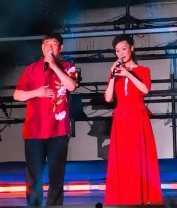 近日，朱之文与于文华先后亮相山东滨州、青岛多地音乐节，久违合体同台演绎经典曲目《