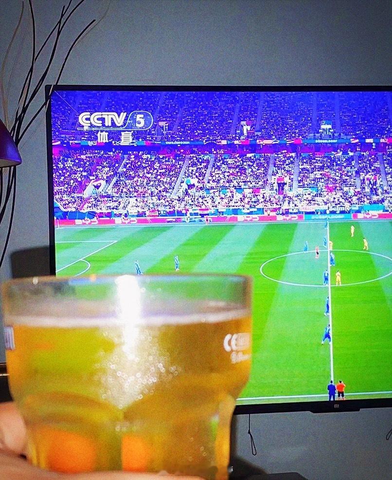 用啤酒和足球，开启周末模式🍻 ​​​