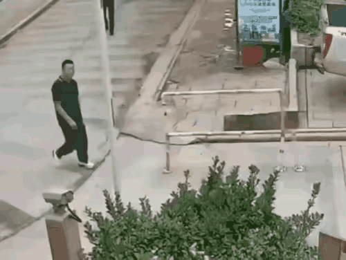 这个门杆儿的确是有问题，在行人不注意的情况下，它突然就放了下来，不仅把人吓一跳，