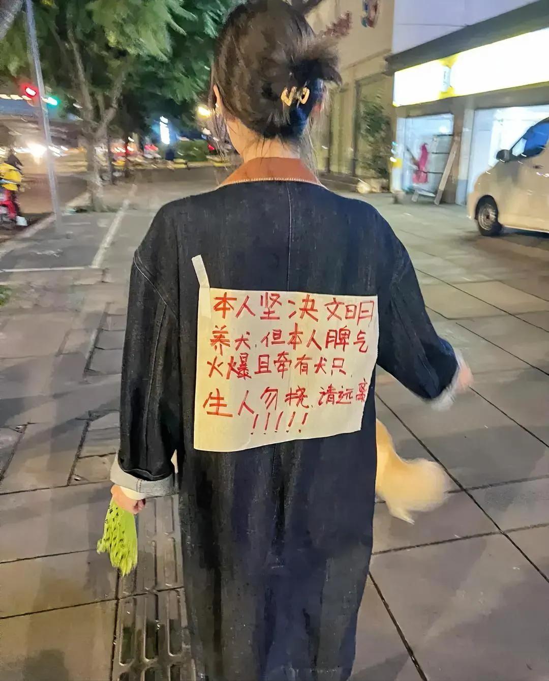 看，都快把姑娘逼成一条狗了。我就想问一句：大好青春年华，你牵着男朋友的手不香吗？