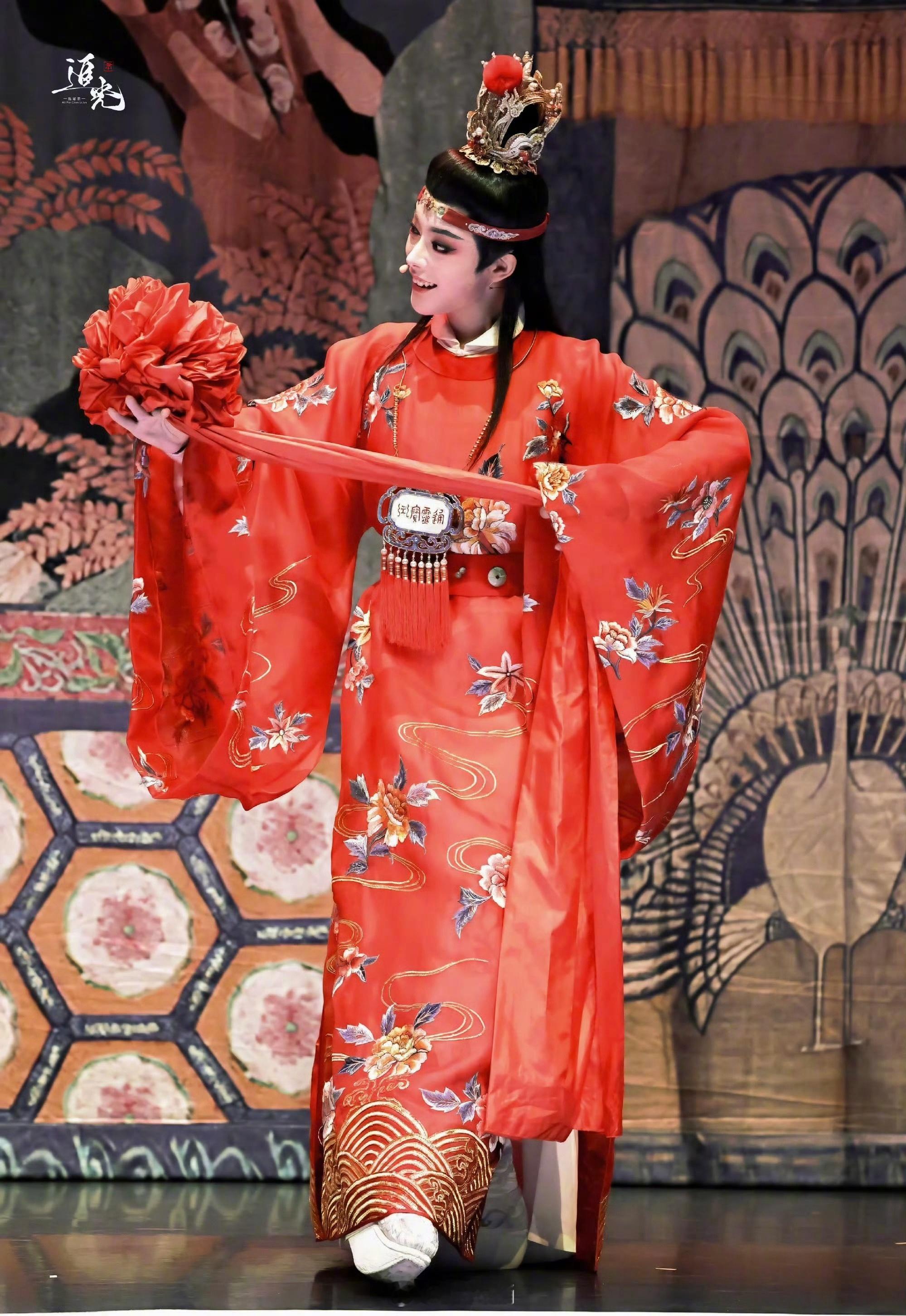 四处捡我们俊，真的太俊了！君君的《葬花吟》国外限定版，让东方浪漫唱响伦敦，也让中
