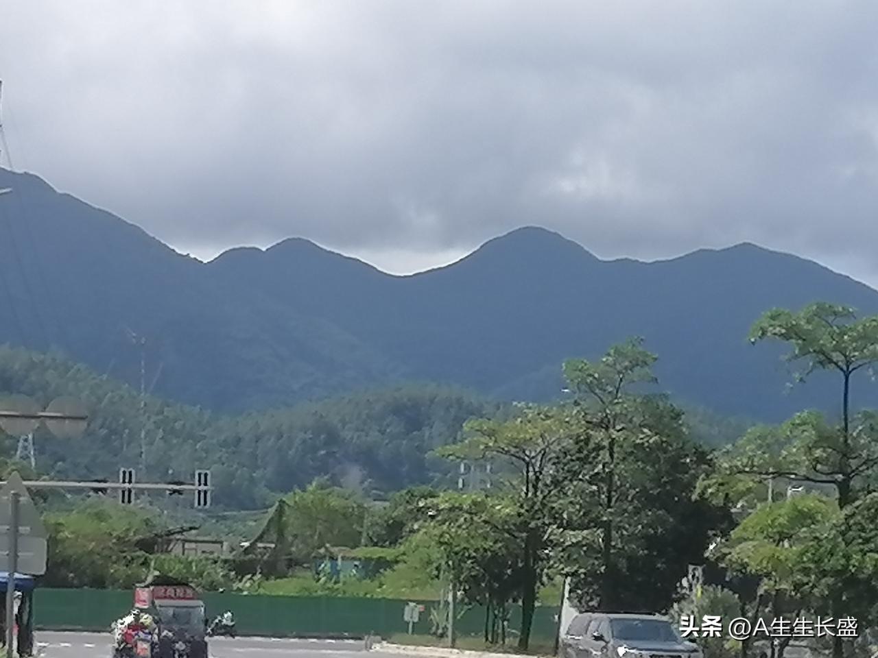大亚湾沿海都是高山，山那边是大海，坪山河发源于山内侧。恐怕很多人没关注也不知道坪