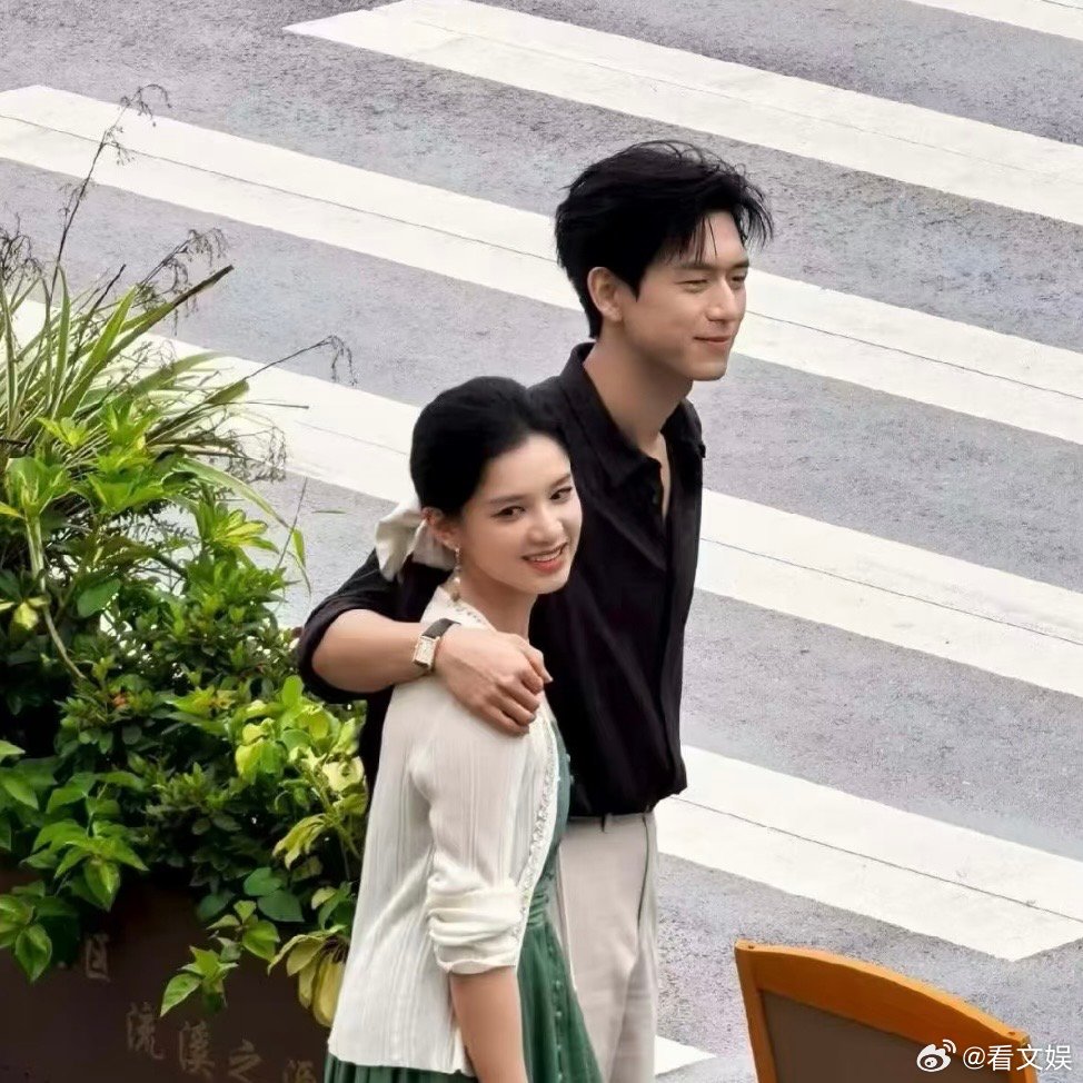 李现张婧仪的下颌线李现张婧仪这个面部轮廓 不挑光影、不挑角度，全靠优秀骨相撑住镜