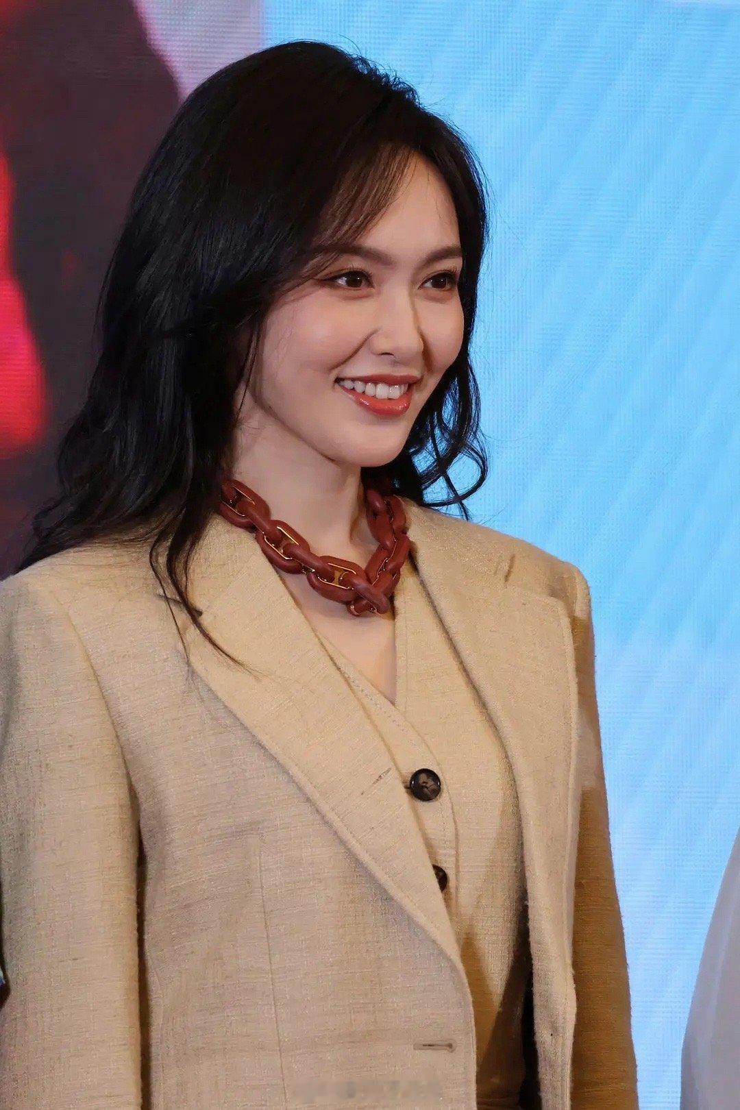 被唐嫣生图狠狠美到了，这一身好符合她的新剧独身女人，知性美 ​​​