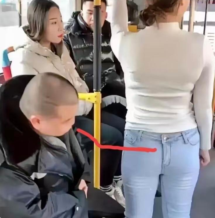 家人们快看
这公交上的光头大哥，
眼睛都黏在前面姑娘牛仔裤上了！脑袋快凑到人家后