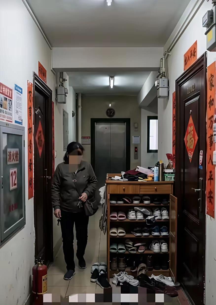 这家人才打的硬，看这架势，看着桌子摆的，就不是一个善良的人。
这是一条路，竟然在
