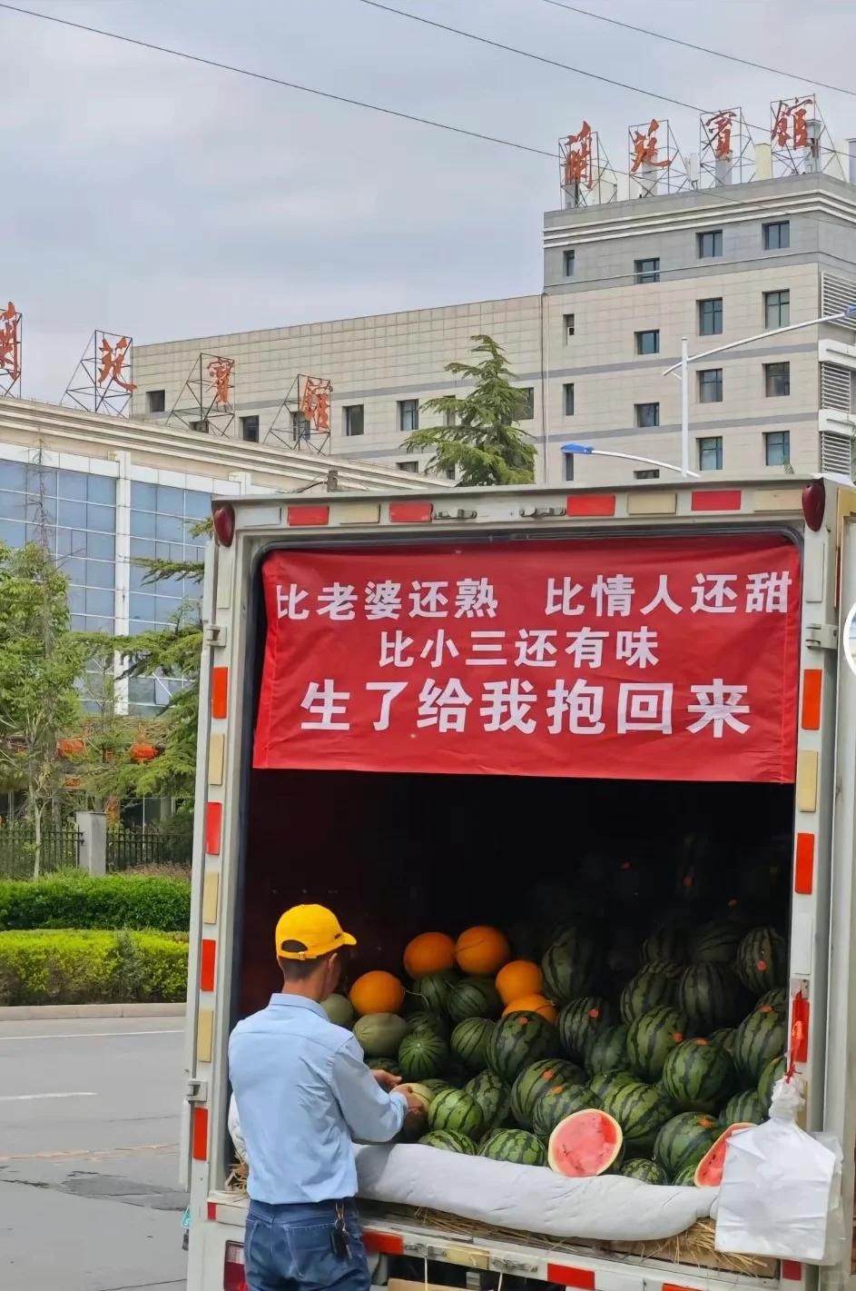 夏天抱回一个西瓜，那幸福感简直要溢出屏幕！就像小时候，每次爸妈抱回西瓜，我都眼巴