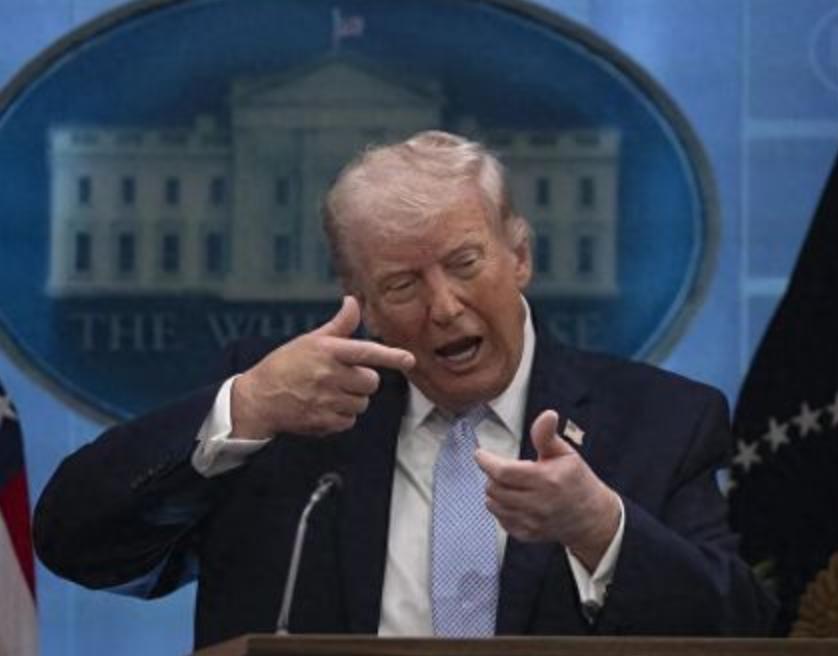 不是中东那帮盟友拖着美国不让走，而是有一种无形的力量，要把华盛顿这尊巨头死死地按