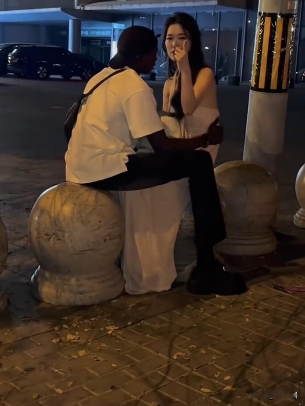 搞不懂这些路人都是什么心态，别人一对情侣在路边聊天好好的，突然问别人有没有结婚，