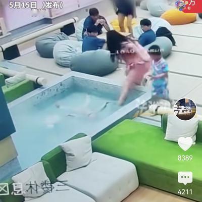 青海一女子泡温泉时，突然瞥见一个2岁幼童一头栽进温泉池，危急时刻她来不及多想，立