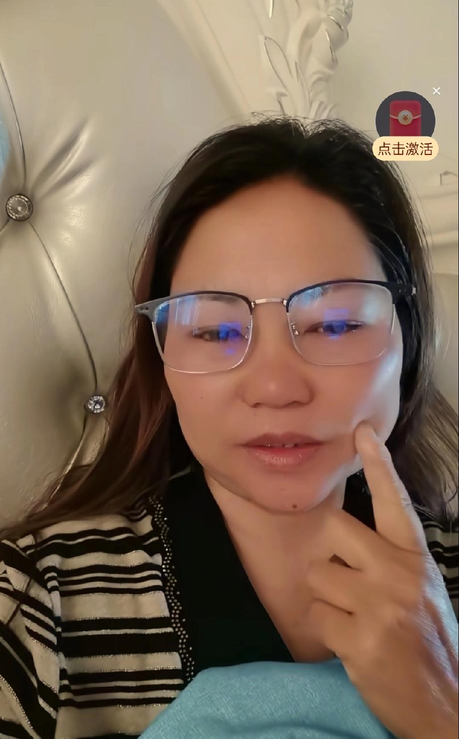 王晓举妈妈可能刚50来岁的年纪，可是捞下了一身病，经常服药，这不，这段时间脸又有