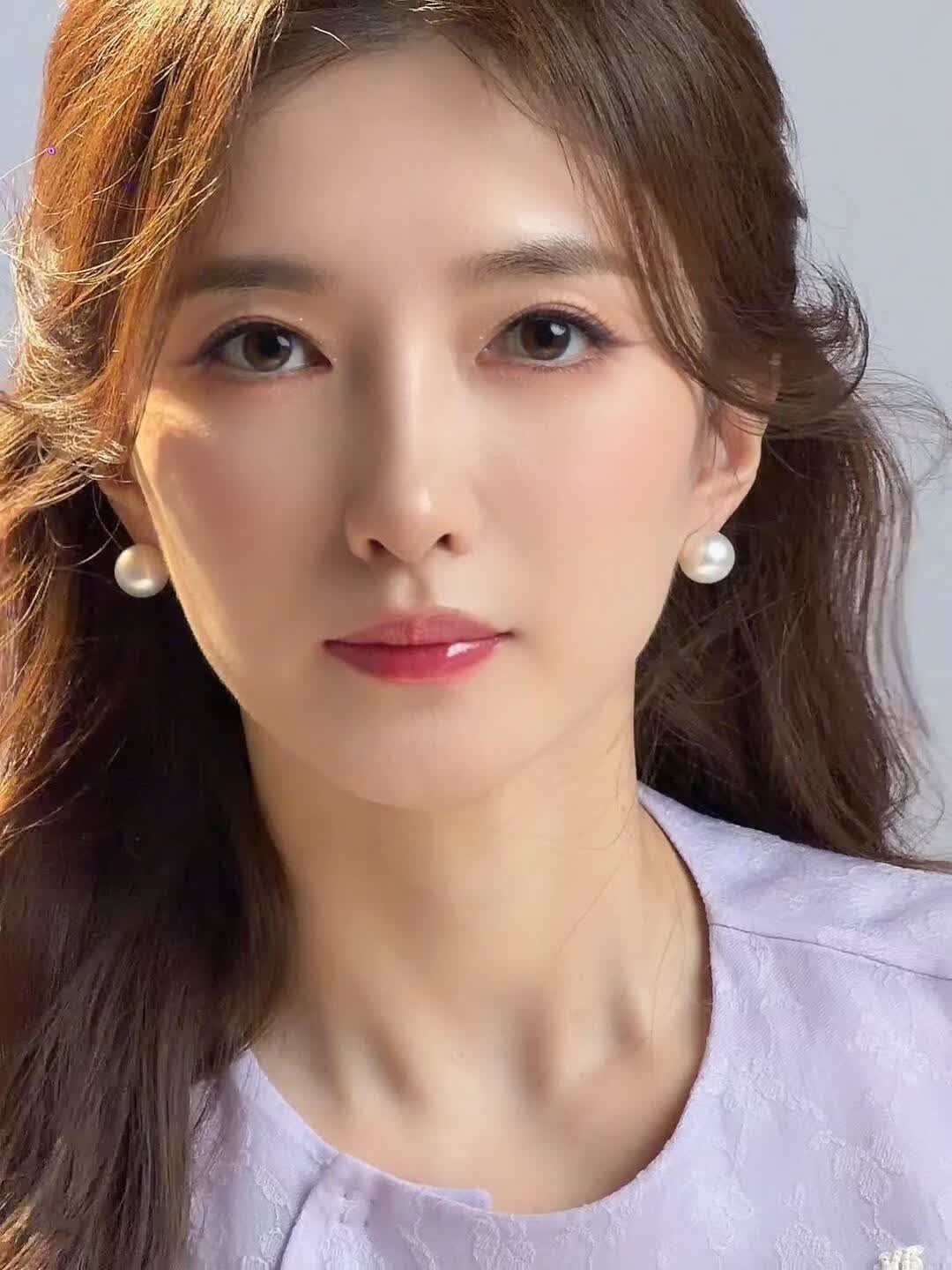 今日份的江江📷 江疏影 一次与东方美学的碰撞 长发垂肩、眉眼含笑，东方韵味，万