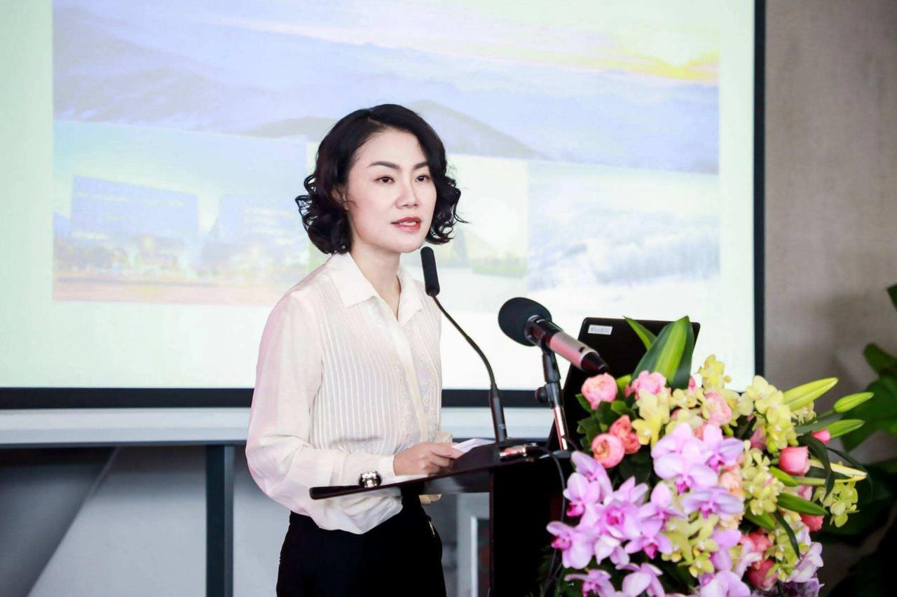 中国最贵的女秘书：年薪849万，虽然已年近50岁，还像个少女。这位女秘书就是朱旭