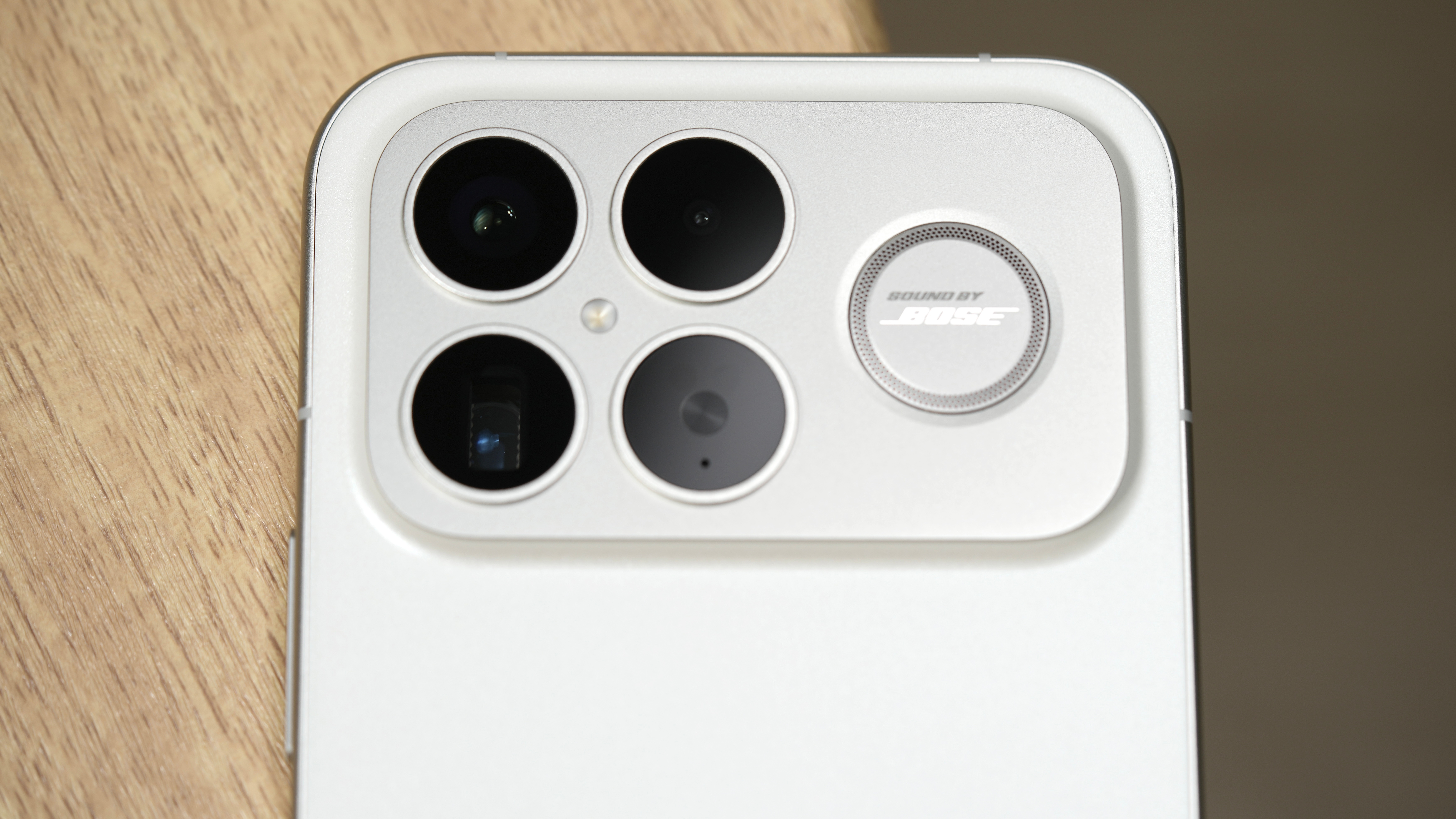 还给REDMI K90 Pro Max流金白 拍了些图，主要是拍了一些细节，像四