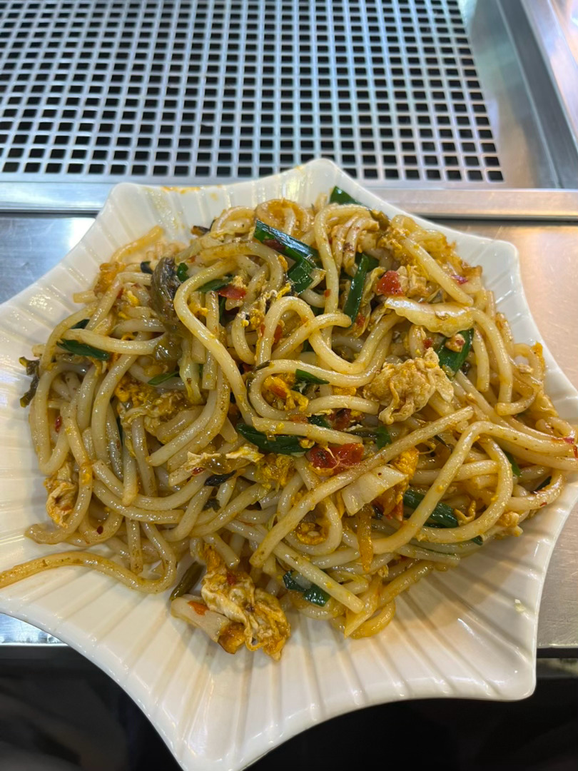 回到昆明第一件事：甩碗炒米线。 