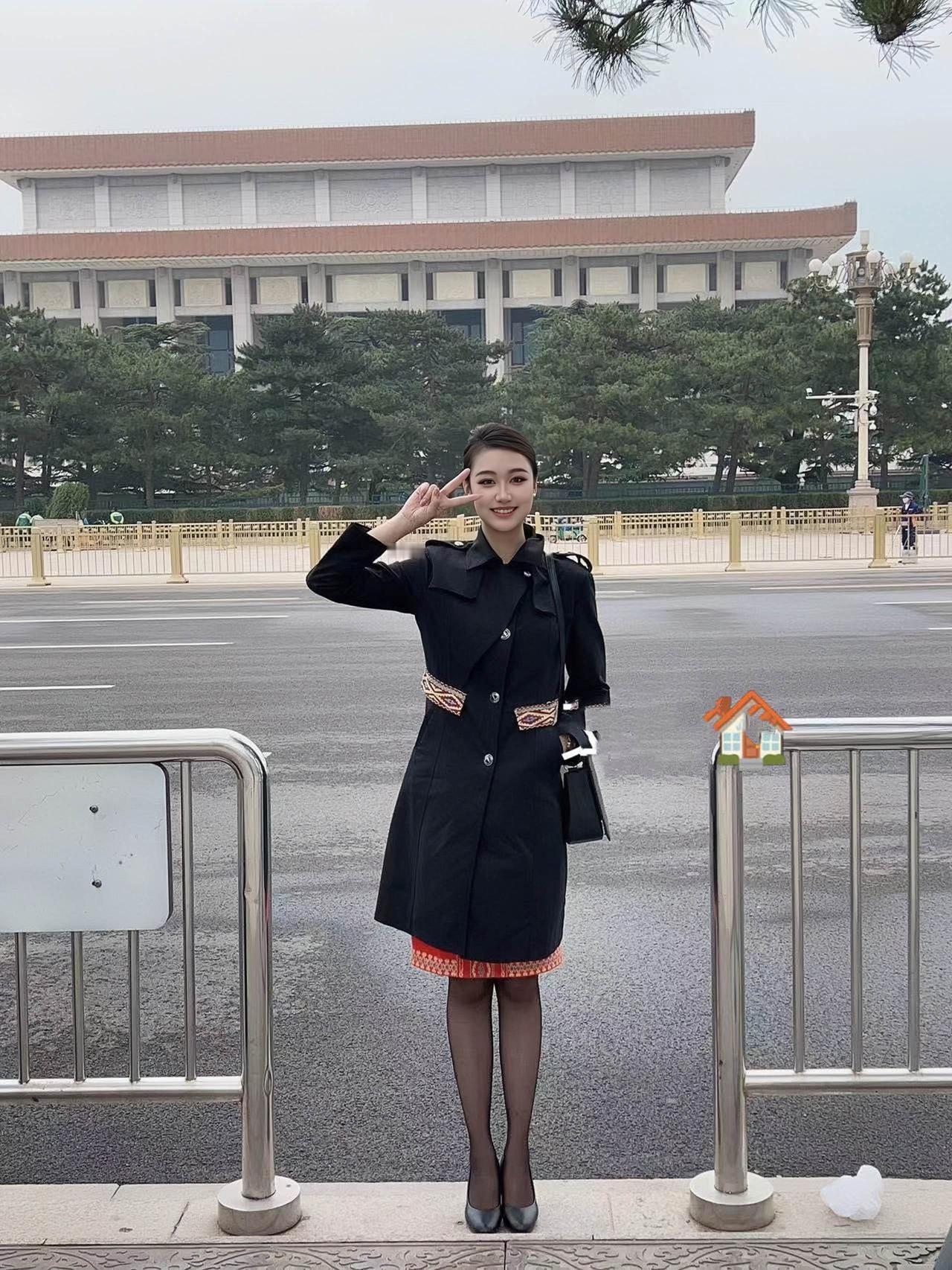 春风拂面笑，花影映人娇。