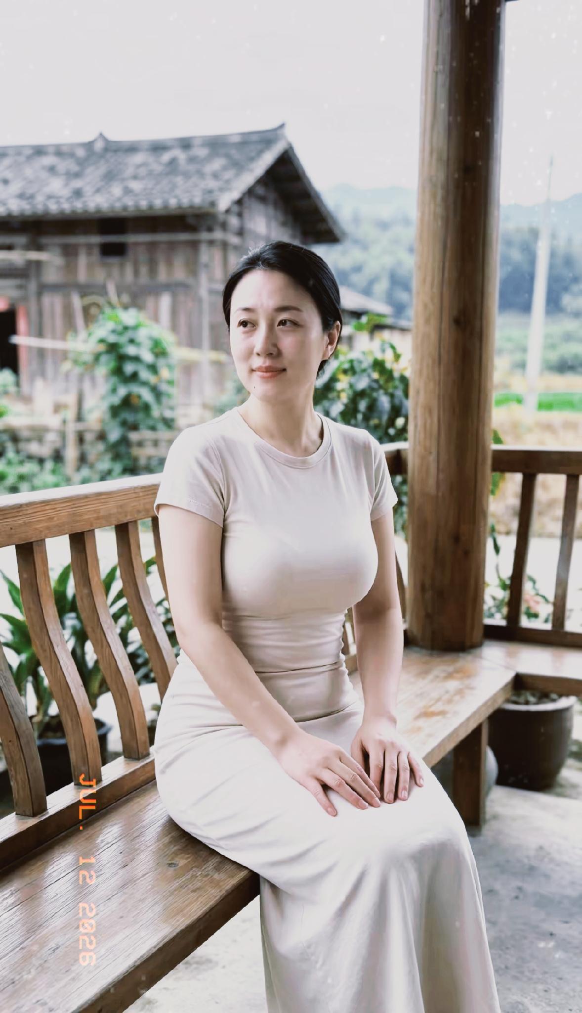 身边亲友总劝我重新找个伴，往后日子有人互相照应，可我心里始终左右为难，时常暗自顾