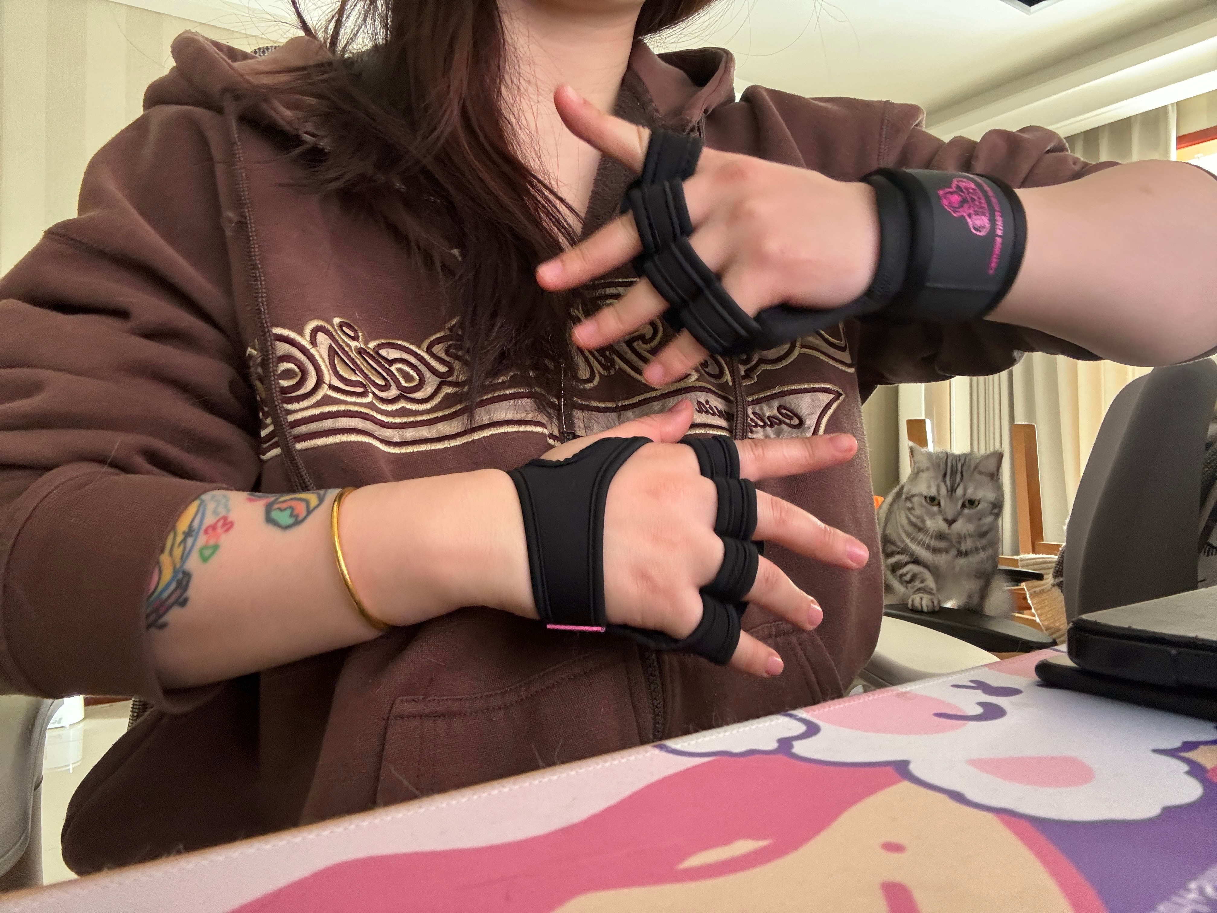 在积极的展示新手套中……拍完看照片注意力完全看不到我的手套了[笑cry] ​​​
