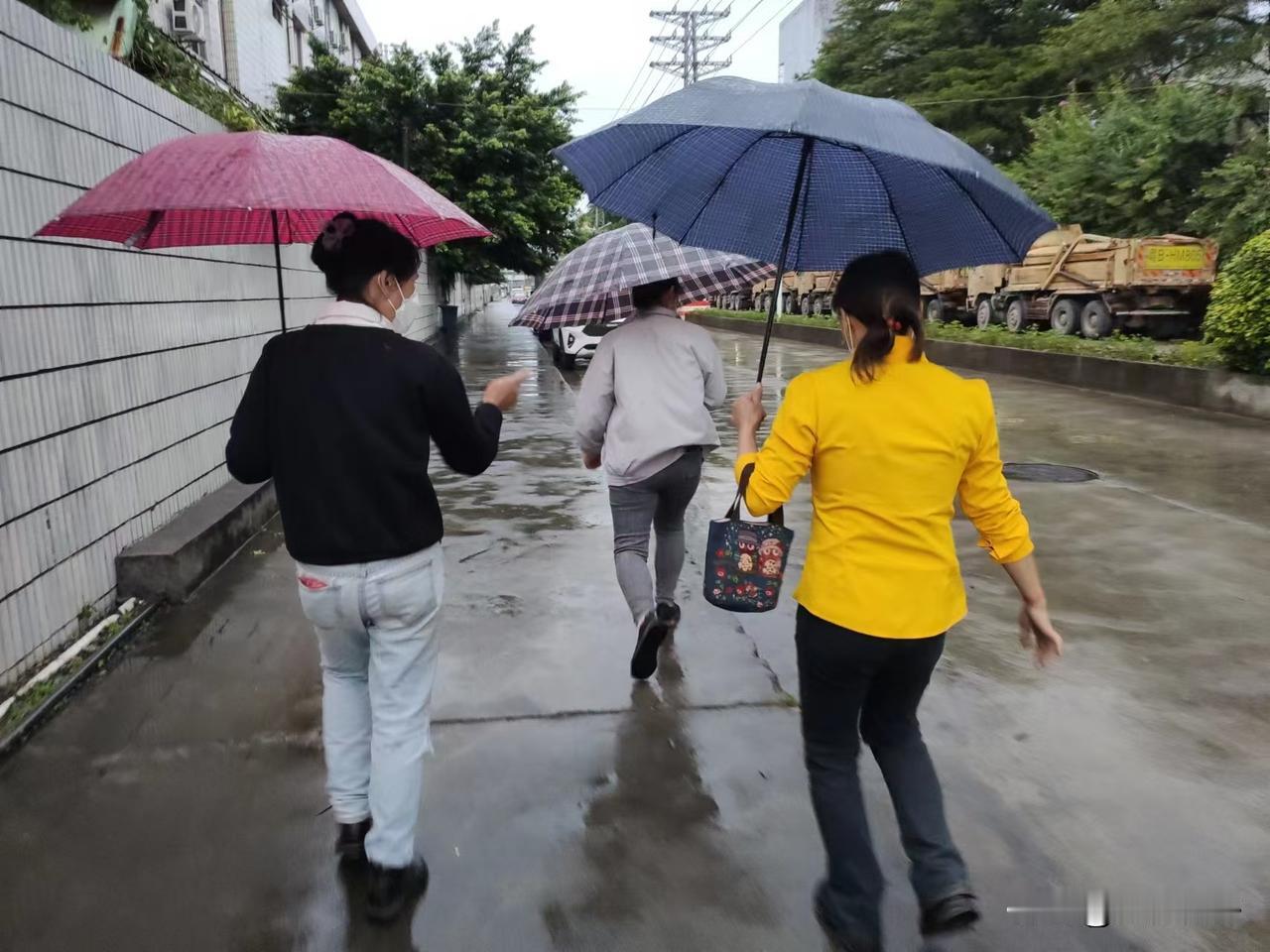 天南地北大拜年时间过得快！这是2020年夏天中午下班后员工急忙去做核酸的情景，时